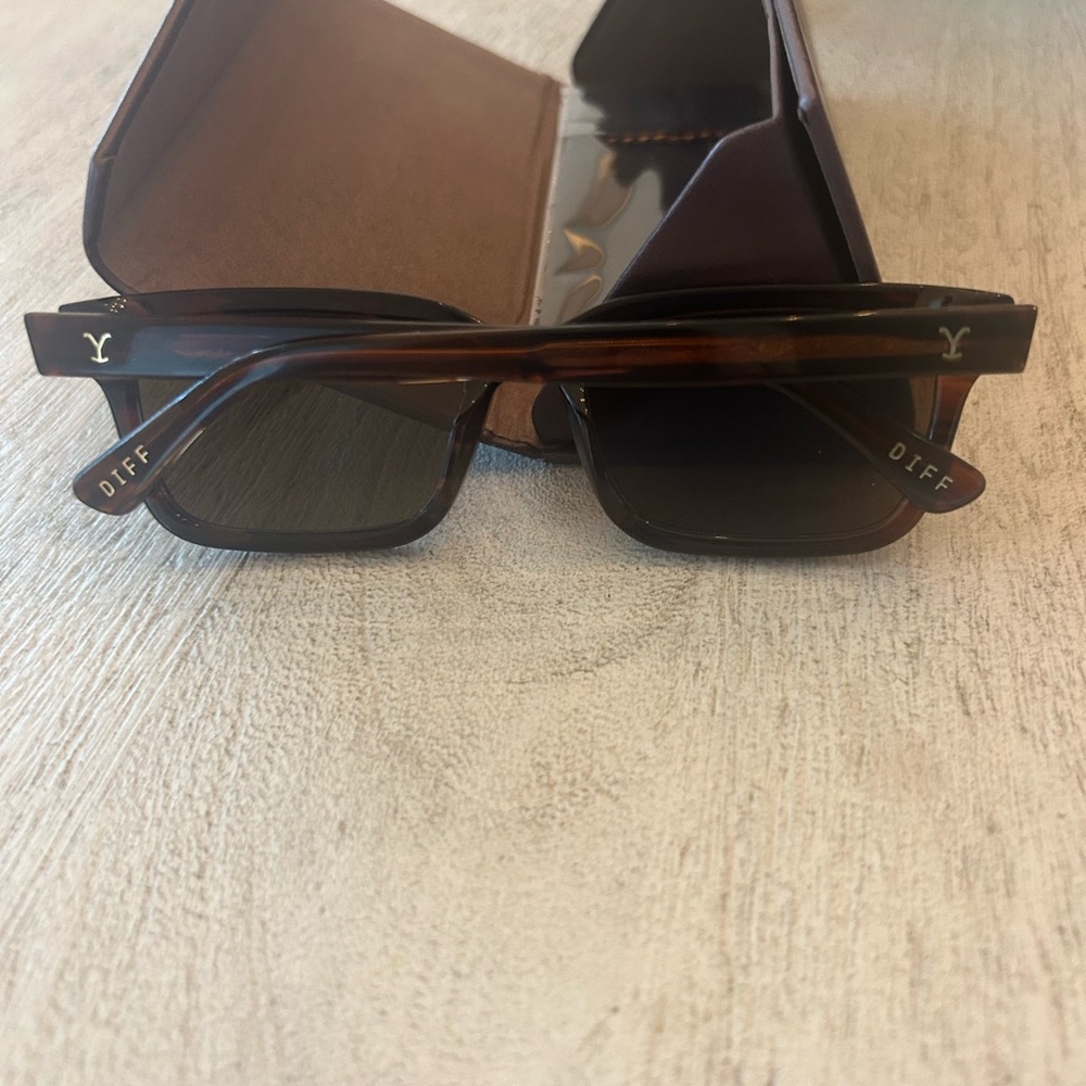 DIFF John Dutton Sunglasses - Warm Sequoia Tortoi… - image 6